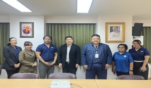 ทีมงานจากบริษัท พัฒนาคุณภาพวิชาการ (พว.) อินเตอร์เนชันแนล จำกัด (PW.INTER) เข้าพบบาทหลวงเอกรัตน์  หอมประทุม