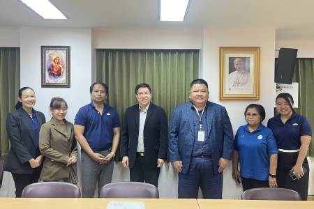 ทีมงานจากบริษัท พัฒนาคุณภาพวิชาการ (พว.) อินเตอร์เนชันแนล จำกัด (PW.INTER) เข้าพบบาทหลวงเอกรัตน์  หอมประทุม