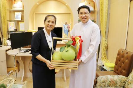 🎁เข้าพบ มอบของขวัญสวัสดีปีใหม่ Happy New Year 2026 ✨แด่ คุณแม่ปราณี กำพุฒ อธิการิณีเจ้าคณะภคินีพระราชินีมาเรีย 